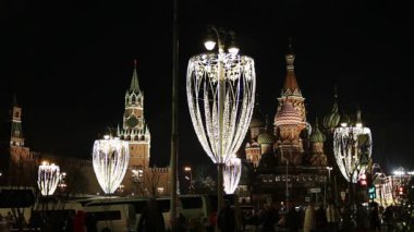 Moskova, Rusya - 3 Ocak 2020: Aziz Basil Katedrali (Kutsanmış Basil Tapınağı), Spasskaya Kulesi ve Noel (Yeni Yıl) dekorasyonu, Moskova, Rusya. Zaryadye Parkı 'ndan görüntü. Moskova 'da Noel' e Yolculuk 