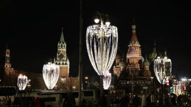 Moskova, Rusya - 3 Ocak 2020: Aziz Basil Katedrali (Kutsanmış Basil Tapınağı), Spasskaya Kulesi ve Noel (Yeni Yıl) dekorasyonu, Moskova, Rusya. Zaryadye Parkı 'ndan görüntü. Moskova 'da Noel' e Yolculuk 