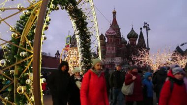 Moskova, Rusya - 3 Ocak 2020: Aziz Basil Katedrali (Kutsanmış Basil Tapınağı) ve Noel (Yeni Yıl) dekorasyonu, Moskova, Rusya. Zaryadye Parkı 'ndan görüntü. Moskova 'da Noel' e Yolculuk