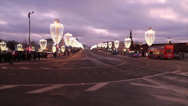 モスクワ ロシア 2020年1月3日 クリスマス 新年の休日 の装飾でモスクワ ロシア Bolshoy Moskovortsky橋 クリスマス — ストック動画