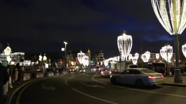 Moskova, Rusya - 3 Ocak 2020: Moskova 'da Noel (Yeni Yıl tatili) dekorasyonu, Rusya - Bolşoy Moskvoretsky Köprüsü. Moskova 'da Noel' e yolculuk. Zaryadye Parkı 'ndan görüntü.