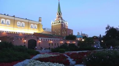 Moskova, Rusya - 12 Eylül 2019: Kremlin yakınlarındaki Alexander Garden, Moskova, Rusya (gece) 