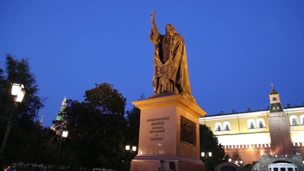 位于俄罗斯莫斯科克里姆林宫附近亚历山大花园的一座克里姆林宫墙前的Hermogenes雕像 Germogen 是莫斯科和全俄罗斯的牧首 — 图库视频影像