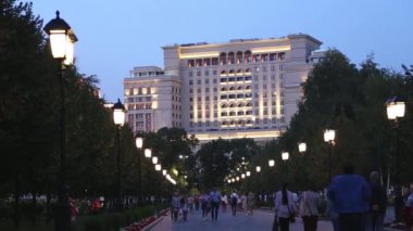 Moskova, Rusya - 12 Eylül 2019: Kremlin yakınlarındaki Alexander Garden, Moskova, Rusya (gece) 