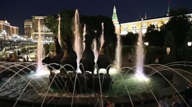 Moskova, Rusya - 12 Eylül 2019: Kremlin yakınlarındaki Alexandrovsky bahçesindeki Dört Mevsim (çeşme) heykel kompozisyonu. Moskova, Rusya (gece)    
