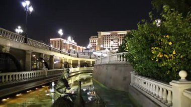 Moskova, Rusya - 12 Eylül 2019: Kremlin yakınlarındaki Alexander Garden, Rus masallarının kahramanlarının heykelleriyle dolu çeşmeler. Moskova, Rusya (gece) 