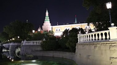 Moskova, Rusya - 12 Eylül 2019: Kremlin yakınlarındaki Alexander Garden, Rus masallarının kahramanlarının heykelleriyle dolu çeşmeler. Moskova, Rusya (gece) 
