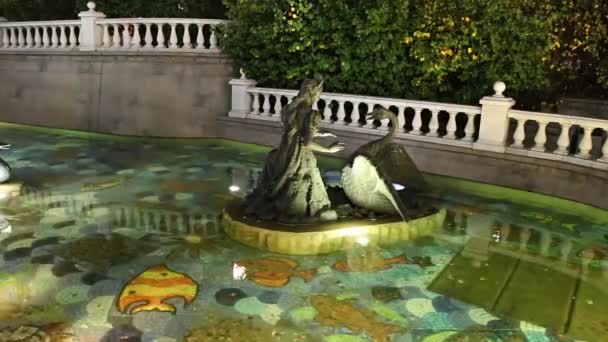 モスクワ ロシア 9月12 2019 クレムリンの近くのアレクサンダーガーデン ロシアのおとぎ話の英雄の彫刻で噴水 モスクワ ロシア — ストック動画