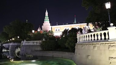 Moskova, Rusya - 12 Eylül 2019: Kremlin yakınlarındaki Alexander Garden, Rus masallarının kahramanlarının heykelleriyle dolu çeşmeler. Moskova, Rusya (gece) 