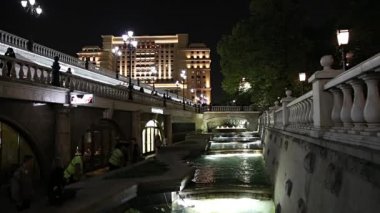 Moskova, Rusya - 12 Eylül 2019: Kremlin yakınlarındaki Alexander Garden, Rus masallarının kahramanlarının heykelleriyle dolu çeşmeler. Moskova, Rusya (gece) 
