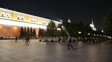 Moskova, Rusya - 12 Eylül 2019: Kremlin yakınlarındaki Alexander Garden, Moskova, Rusya (gece) 