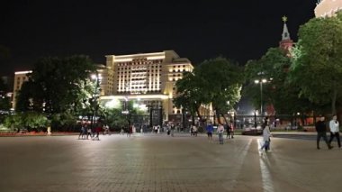 Moskova, Rusya - 12 Eylül 2019: Dört Mevsim Oteli Cephesi (Hotel Moskva), Kremlin yakınlarındaki Manege Meydanı. Moskova, Rusya (gece)  