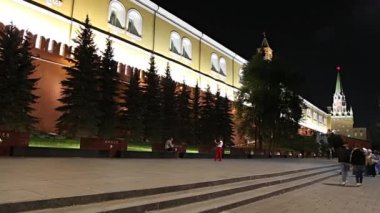 Moskova, Rusya - 12 Eylül 2019: Kremlin yakınlarındaki Alexander Garden, Moskova, Rusya (gece) 
