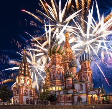 Kutsanmış Basil Tapınağı 'ndaki (Hendek Tapınağı) En Kutsal Theotokos Şefaat Katedrali ve Zafer Günü (Wwii), Kızıl Meydan, Moskova, Rusya şerefine havai fişekler