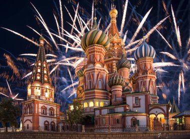 Kutsanmış Basil Tapınağı 'ndaki (Hendek Tapınağı) En Kutsal Theotokos Şefaat Katedrali ve Zafer Günü (Wwii), Kızıl Meydan, Moskova, Rusya şerefine havai fişekler