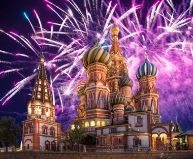 Kutsanmış Basil Tapınağı 'ndaki (Hendek Tapınağı) En Kutsal Theotokos Şefaat Katedrali ve Zafer Günü (Wwii), Kızıl Meydan, Moskova, Rusya şerefine havai fişekler