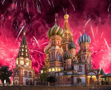 Kutsanmış Basil Tapınağı 'ndaki (Hendek Tapınağı) En Kutsal Theotokos Şefaat Katedrali ve Zafer Günü (Wwii), Kızıl Meydan, Moskova, Rusya şerefine havai fişekler