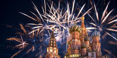 Kutsanmış Basil Tapınağı 'ndaki (Hendek Tapınağı) En Kutsal Theotokos Şefaat Katedrali ve Zafer Günü (Wwii), Kızıl Meydan, Moskova, Rusya şerefine havai fişekler  