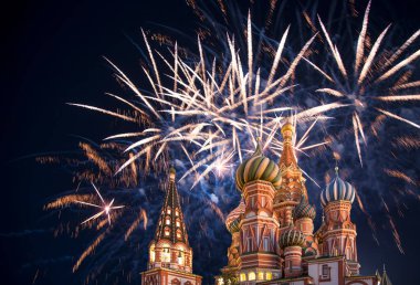 Kutsanmış Basil Tapınağı 'ndaki (Hendek Tapınağı) En Kutsal Theotokos Şefaat Katedrali ve Zafer Günü (Wwii), Kızıl Meydan, Moskova, Rusya şerefine havai fişekler  