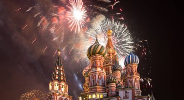 Kutsanmış Basil Tapınağı 'ndaki (Hendek Tapınağı) En Kutsal Theotokos Şefaat Katedrali ve Zafer Günü (Wwii), Kızıl Meydan, Moskova, Rusya şerefine havai fişekler  