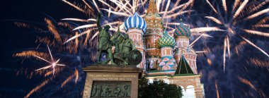 Hendek (Kutsanmış Basil Tapınağı) üzerinde En Kutsal Theotokos Şefaat Katedrali ve Zafer Günü (Wwii), Kızıl Meydan, Moskova, Rusya onuruna havai fişekler. Rusça yazı: Yurttaş Minin ve Prens Pozharsky 'ye