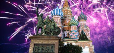 Hendek (Kutsanmış Basil Tapınağı) üzerinde En Kutsal Theotokos Şefaat Katedrali ve Zafer Günü (Wwii), Kızıl Meydan, Moskova, Rusya onuruna havai fişekler. Rusça yazı: Yurttaş Minin ve Prens Pozharsky 'ye