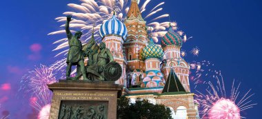 Hendek (Kutsanmış Basil Tapınağı) üzerinde En Kutsal Theotokos Şefaat Katedrali ve Zafer Günü (Wwii), Kızıl Meydan, Moskova, Rusya onuruna havai fişekler. Rusça yazı: Yurttaş Minin ve Prens Pozharsky 'ye