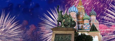 Hendek (Kutsanmış Basil Tapınağı) üzerinde En Kutsal Theotokos Şefaat Katedrali ve Zafer Günü (Wwii), Kızıl Meydan, Moskova, Rusya onuruna havai fişekler. Rusça yazı: Yurttaş Minin ve Prens Pozharsky 'ye