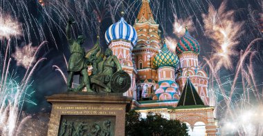 Hendek (Kutsanmış Basil Tapınağı) üzerinde En Kutsal Theotokos Şefaat Katedrali ve Zafer Günü (Wwii), Kızıl Meydan, Moskova, Rusya onuruna havai fişekler. Rusça yazı: Yurttaş Minin ve Prens Pozharsky 'ye