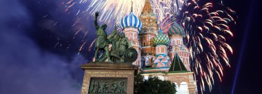 Hendek (Kutsanmış Basil Tapınağı) üzerinde En Kutsal Theotokos Şefaat Katedrali ve Zafer Günü (Wwii), Kızıl Meydan, Moskova, Rusya onuruna havai fişekler. Rusça yazı: Yurttaş Minin ve Prens Pozharsky 'ye