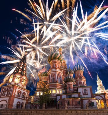 Kutsanmış Basil Tapınağı 'ndaki (Hendek Tapınağı) En Kutsal Theotokos Şefaat Katedrali ve Zafer Günü (Wwii), Kızıl Meydan, Moskova, Rusya şerefine havai fişekler 