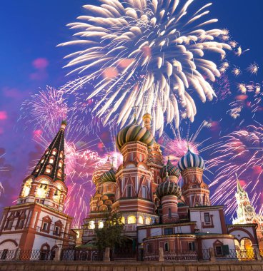 Kutsanmış Basil Tapınağı 'ndaki (Hendek Tapınağı) En Kutsal Theotokos Şefaat Katedrali ve Zafer Günü (Wwii), Kızıl Meydan, Moskova, Rusya şerefine havai fişekler 
