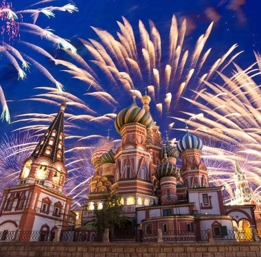 Kutsanmış Basil Tapınağı 'ndaki (Hendek Tapınağı) En Kutsal Theotokos Şefaat Katedrali ve Zafer Günü (Wwii), Kızıl Meydan, Moskova, Rusya şerefine havai fişekler 