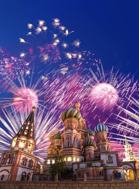 Kutsanmış Basil Tapınağı 'ndaki (Hendek Tapınağı) En Kutsal Theotokos Şefaat Katedrali ve Zafer Günü (Wwii), Kızıl Meydan, Moskova, Rusya şerefine havai fişekler 