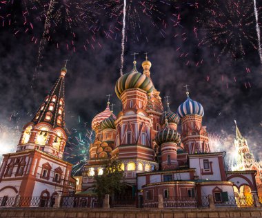 Kutsanmış Basil Tapınağı 'ndaki (Hendek Tapınağı) En Kutsal Theotokos Şefaat Katedrali ve Zafer Günü (Wwii), Kızıl Meydan, Moskova, Rusya şerefine havai fişekler 