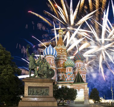 Hendek (Kutsanmış Basil Tapınağı) üzerinde En Kutsal Theotokos Şefaat Katedrali ve Zafer Günü (Wwii), Kızıl Meydan, Moskova, Rusya onuruna havai fişekler. Rusça yazı: Yurttaş Minin ve Prens Pozharsky 'ye