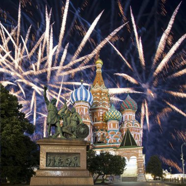 Hendek (Kutsanmış Basil Tapınağı) üzerinde En Kutsal Theotokos Şefaat Katedrali ve Zafer Günü (Wwii), Kızıl Meydan, Moskova, Rusya onuruna havai fişekler. Rusça yazı: Yurttaş Minin ve Prens Pozharsky 'ye