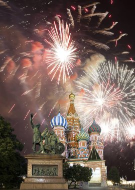 Hendek (Kutsanmış Basil Tapınağı) üzerinde En Kutsal Theotokos Şefaat Katedrali ve Zafer Günü (Wwii), Kızıl Meydan, Moskova, Rusya onuruna havai fişekler. Rusça yazı: Yurttaş Minin ve Prens Pozharsky 'ye