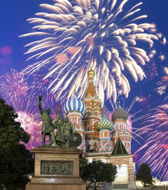 Hendek (Kutsanmış Basil Tapınağı) üzerinde En Kutsal Theotokos Şefaat Katedrali ve Zafer Günü (Wwii), Kızıl Meydan, Moskova, Rusya onuruna havai fişekler. Rusça yazı: Yurttaş Minin ve Prens Pozharsky 'ye