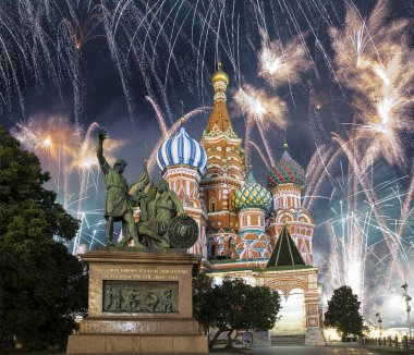 Hendek (Kutsanmış Basil Tapınağı) üzerinde En Kutsal Theotokos Şefaat Katedrali ve Zafer Günü (Wwii), Kızıl Meydan, Moskova, Rusya onuruna havai fişekler. Rusça yazı: Yurttaş Minin ve Prens Pozharsky 'ye