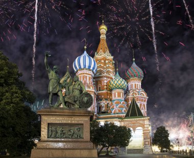 Hendek (Kutsanmış Basil Tapınağı) üzerinde En Kutsal Theotokos Şefaat Katedrali ve Zafer Günü (Wwii), Kızıl Meydan, Moskova, Rusya onuruna havai fişekler. Rusça yazı: Yurttaş Minin ve Prens Pozharsky 'ye
