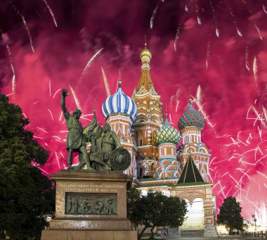 Hendek (Kutsanmış Basil Tapınağı) üzerinde En Kutsal Theotokos Şefaat Katedrali ve Zafer Günü (Wwii), Kızıl Meydan, Moskova, Rusya onuruna havai fişekler. Rusça yazı: Yurttaş Minin ve Prens Pozharsky 'ye