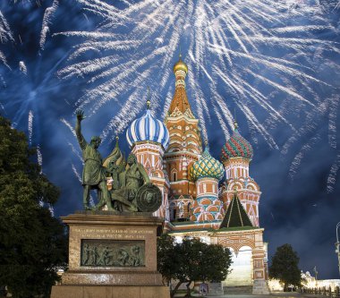 Hendek (Kutsanmış Basil Tapınağı) üzerinde En Kutsal Theotokos Şefaat Katedrali ve Zafer Günü (Wwii), Kızıl Meydan, Moskova, Rusya onuruna havai fişekler. Rusça yazı: Yurttaş Minin ve Prens Pozharsky 'ye