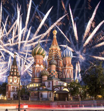 Kutsanmış Basil Tapınağı 'ndaki (Hendek Tapınağı) En Kutsal Theotokos Şefaat Katedrali ve Zafer Günü (Wwii), Kızıl Meydan, Moskova, Rusya şerefine havai fişekler.
