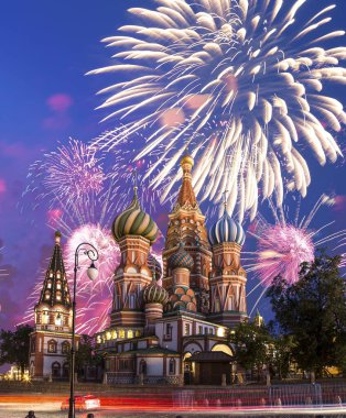 Kutsanmış Basil Tapınağı 'ndaki (Hendek Tapınağı) En Kutsal Theotokos Şefaat Katedrali ve Zafer Günü (Wwii), Kızıl Meydan, Moskova, Rusya şerefine havai fişekler.