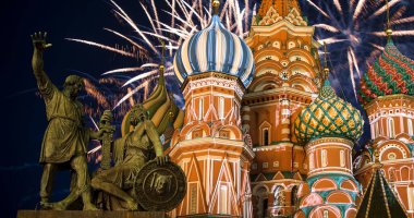 Kutsanmış Basil Tapınağı 'ndaki (Hendek Tapınağı) En Kutsal Theotokos Şefaat Katedrali ve Zafer Günü (Wwii), Kızıl Meydan, Moskova, Rusya şerefine havai fişekler.