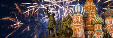Kutsanmış Basil Tapınağı 'ndaki (Hendek Tapınağı) En Kutsal Theotokos Şefaat Katedrali ve Zafer Günü (Wwii), Kızıl Meydan, Moskova, Rusya şerefine havai fişekler.