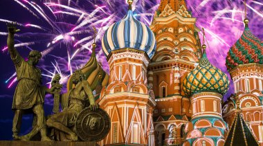 Kutsanmış Basil Tapınağı 'ndaki (Hendek Tapınağı) En Kutsal Theotokos Şefaat Katedrali ve Zafer Günü (Wwii), Kızıl Meydan, Moskova, Rusya şerefine havai fişekler.