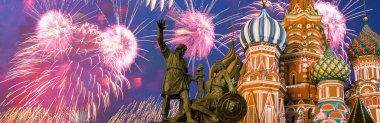 Kutsanmış Basil Tapınağı 'ndaki (Hendek Tapınağı) En Kutsal Theotokos Şefaat Katedrali ve Zafer Günü (Wwii), Kızıl Meydan, Moskova, Rusya şerefine havai fişekler.