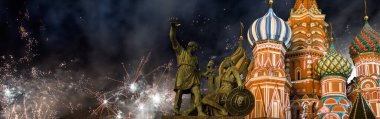 Kutsanmış Basil Tapınağı 'ndaki (Hendek Tapınağı) En Kutsal Theotokos Şefaat Katedrali ve Zafer Günü (Wwii), Kızıl Meydan, Moskova, Rusya şerefine havai fişekler.